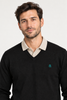 V-Neck Knit — Signature preto — modelo, retrato