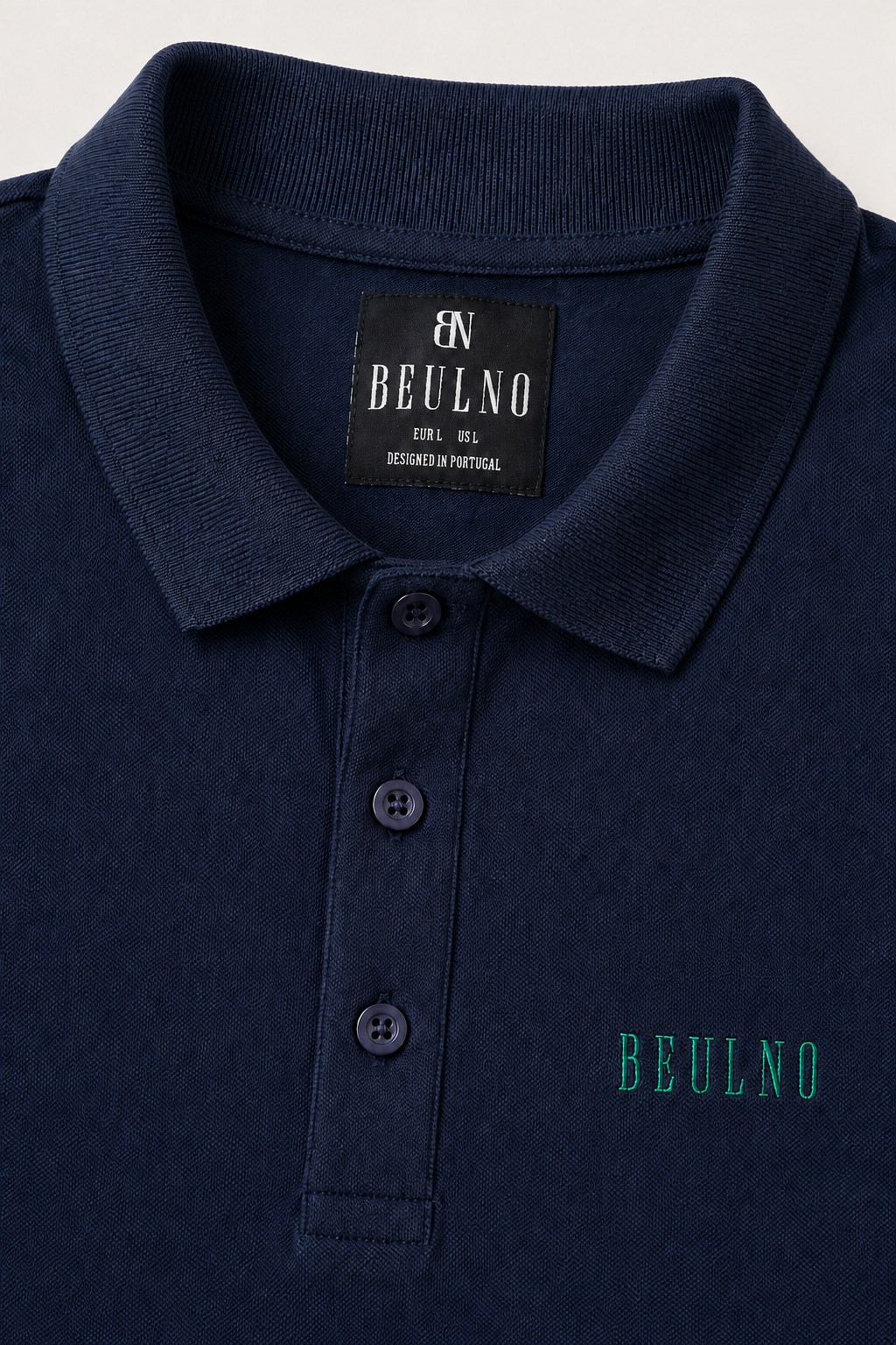 Polo Structured Crest Azul Eclipse — detalhe da etiqueta interna