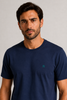 Structured T-Shirt Signature Azul Eclipse — retrato do modelo