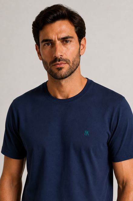 Structured T-Shirt Signature Azul Eclipse — retrato do modelo