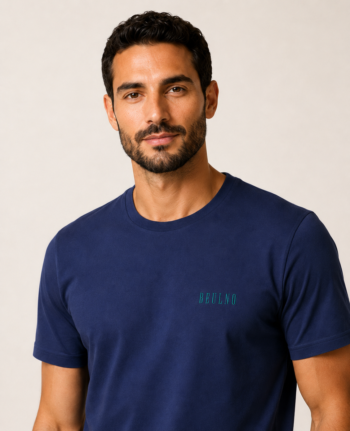 Structured T-Shirt — Crest Azul Eclipse — modelo, retrato