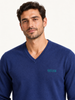 V-Neck Knit — Crest azul-marinho — modelo, retrato