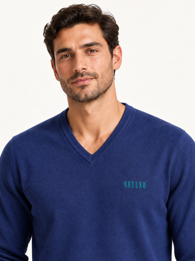 V-Neck Knit — Crest azul-marinho — modelo, retrato