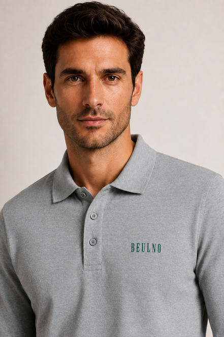 Long Sleeve Polo Crest cinzento — retrato do modelo
