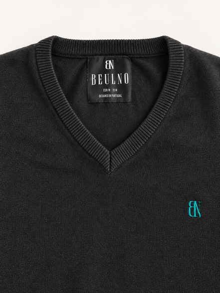 V-Neck Knit — Signature preto — detalhe da etiqueta interior