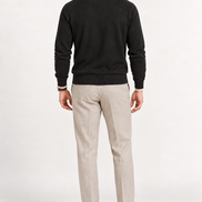 V-Neck Knit — Crest preto — modelo com sobreposição, vista de costas