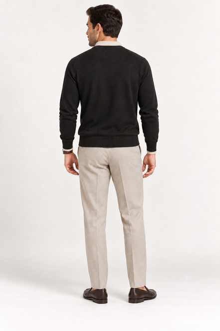 V-Neck Knit — Crest preto — modelo com sobreposição, vista de costas