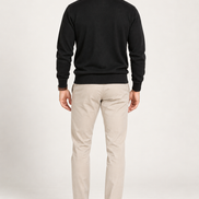 V-Neck Knit — Signature preto — modelo de costas