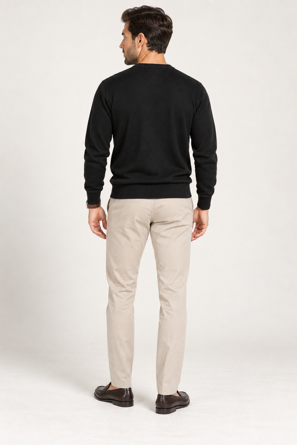 V-Neck Knit — Signature preto — modelo de costas