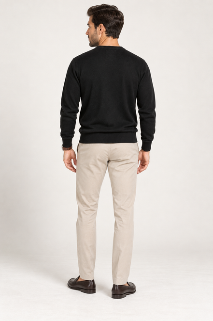 V-Neck Knit — Signature preto — modelo de costas