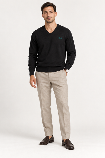 V-Neck Knit — Crest preto — modelo de corpo inteiro, vista frontal