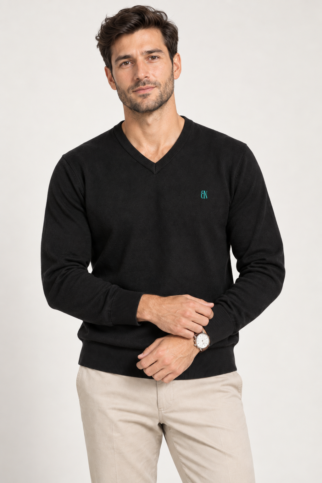 V-Neck Knit — Signature preto — modelo, vista frontal aproximada