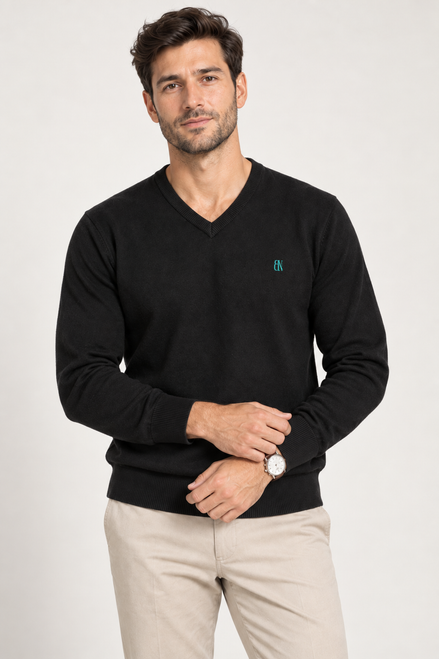 V-Neck Knit — Signature preto — modelo, vista frontal aproximada