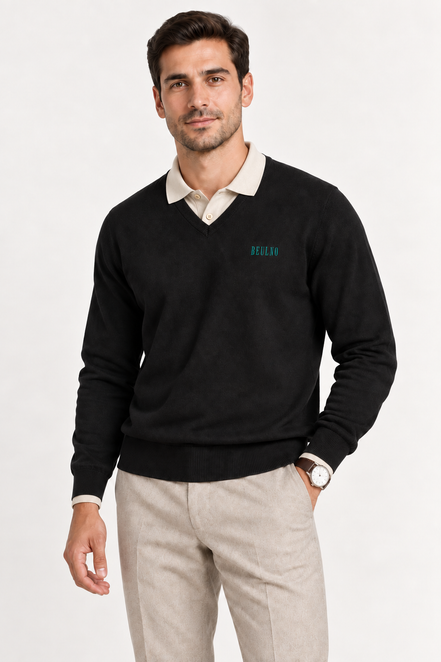 V-Neck Knit — Crest preto — modelo com sobreposição, vista frontal