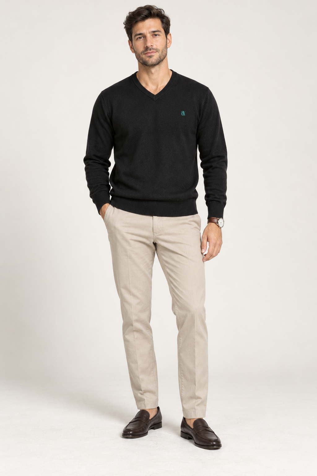 V-Neck Knit — Signature preto — modelo de corpo inteiro, vista frontal