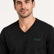 V-Neck Knit — Crest preto — modelo, retrato