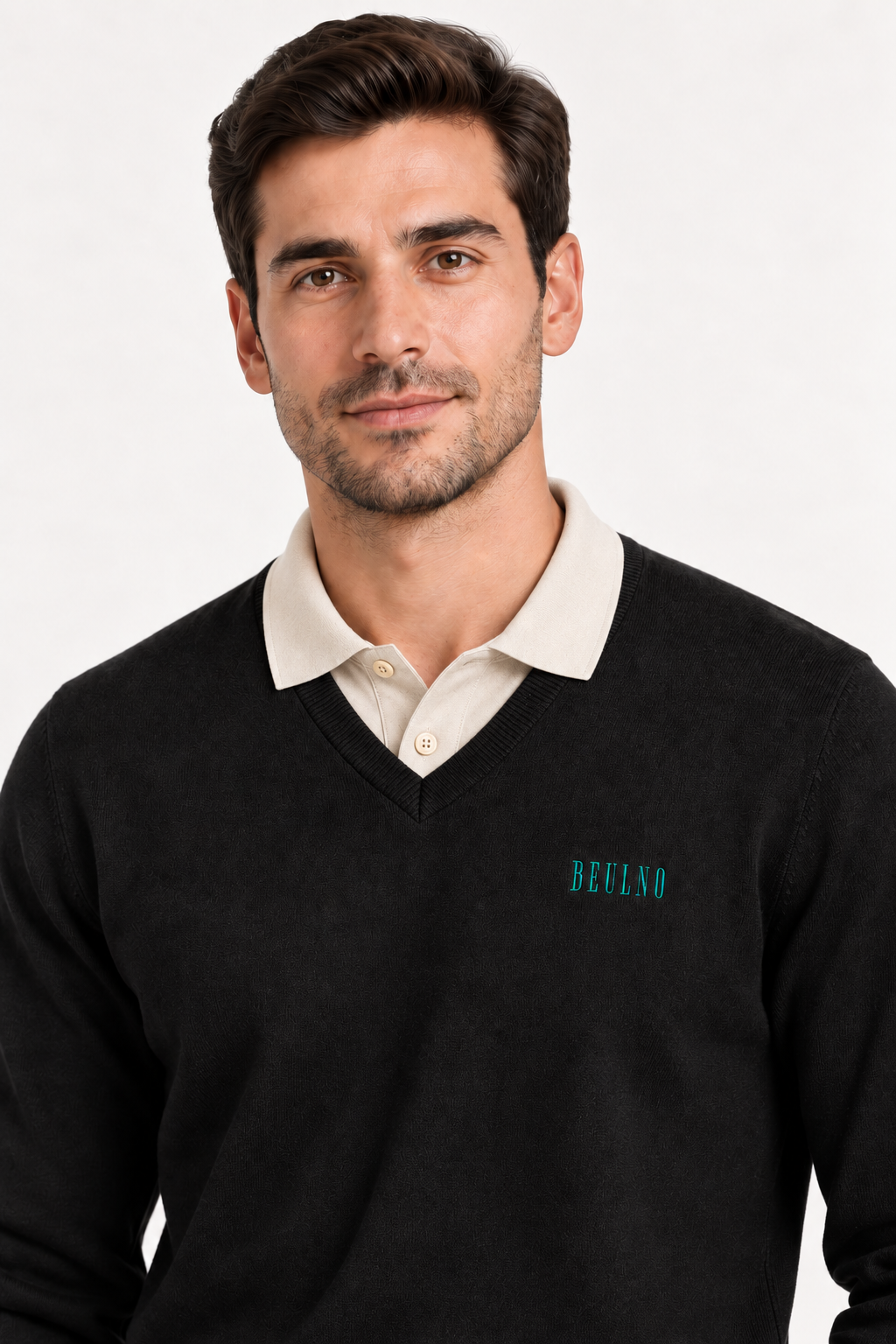 V-Neck Knit — Crest preto — modelo com sobreposição, retrato