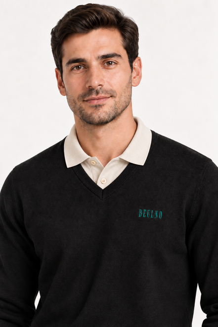V-Neck Knit — Crest preto — modelo com sobreposição, retrato