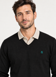 V-Neck Knit — Signature preto — modelo, retrato