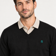 V-Neck Knit — Signature preto — modelo, retrato