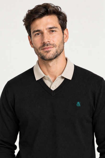 V-Neck Knit — Signature preto — modelo, retrato