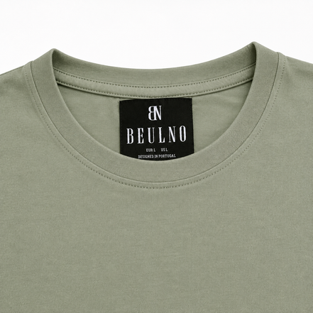 Structured T-Shirt — Crest verde Abadia — detalhe da etiqueta