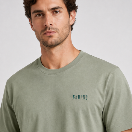 Structured T-Shirt — Crest verde Abadia — modelo, retrato