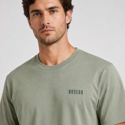 Structured T-Shirt — Crest verde Abadia — modelo, retrato