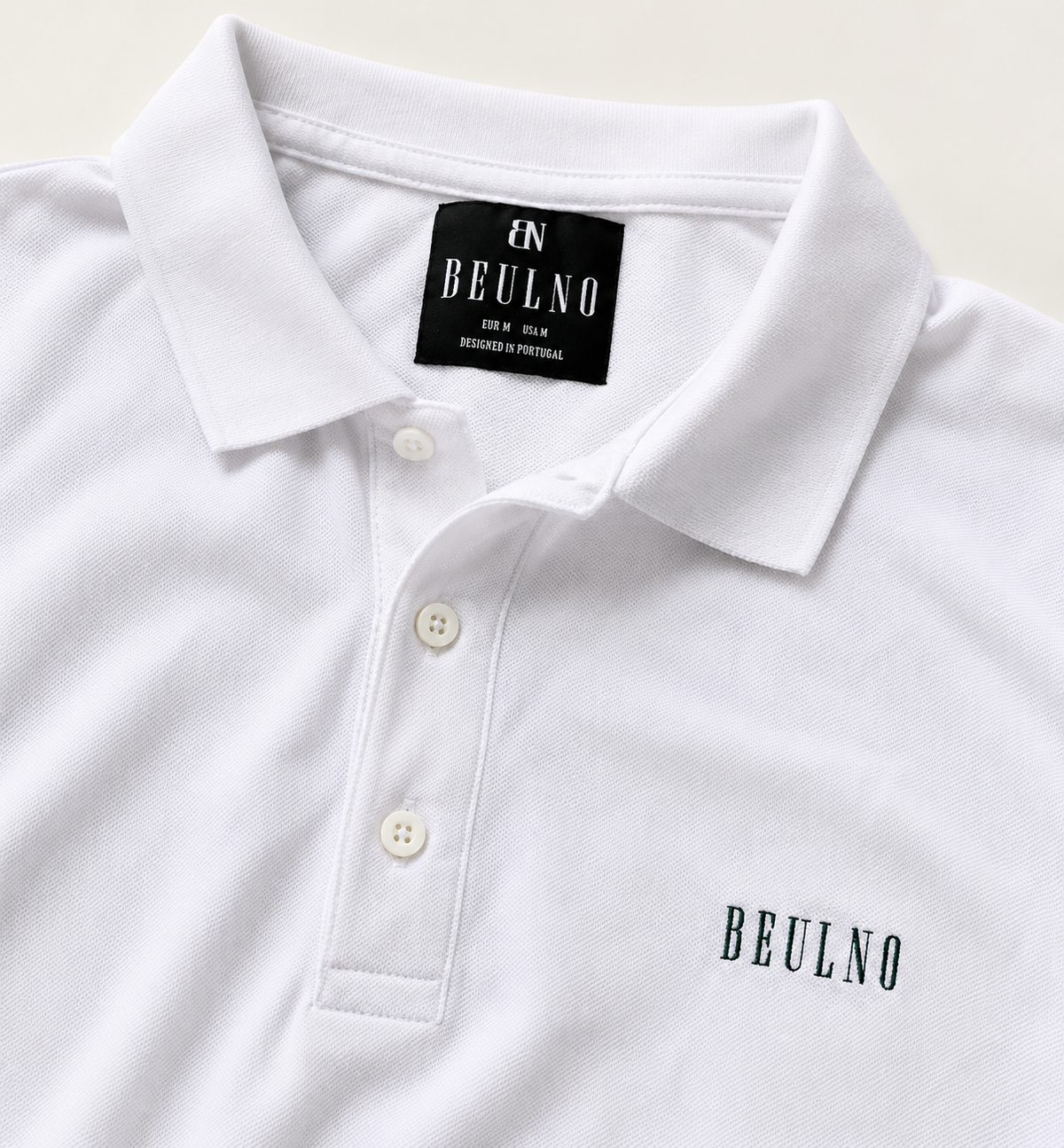 Polo Structured Crest branco — detalhe da etiqueta interna