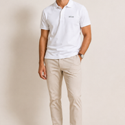 Polo Structured Crest branco — modelo de frente