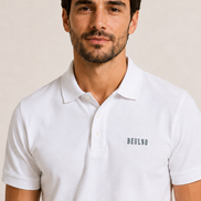 Polo Structured Crest branco — retrato do modelo