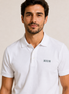 Polo Structured Crest branco — retrato do modelo