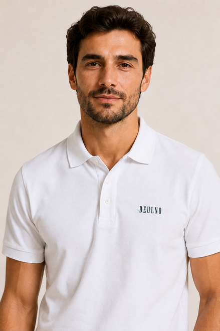 Polo Structured Crest branco — retrato do modelo