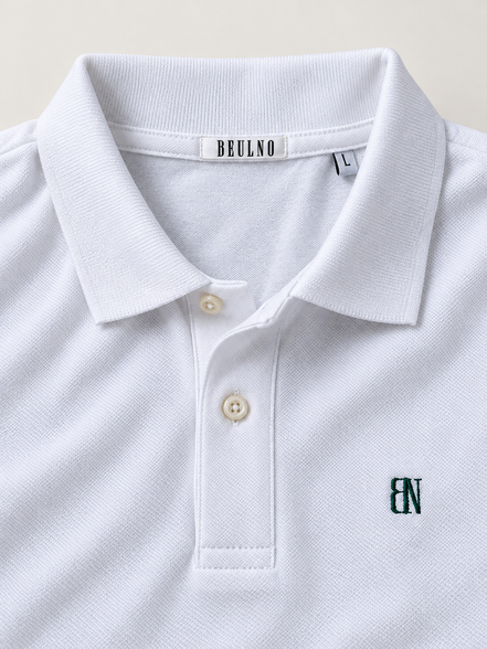 Essential Long Sleeve Polo — Signature em Branco — detalhe da gola, etiqueta interior e bordado