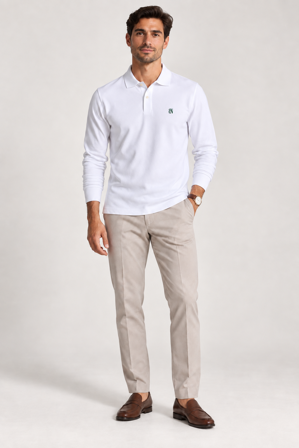 Essential Long Sleeve Polo — Signature em Branco — modelo de corpo inteiro, vista frontal