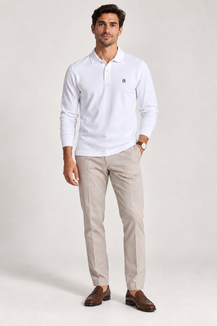 Essential Long Sleeve Polo — Signature em Branco — modelo de corpo inteiro, vista frontal