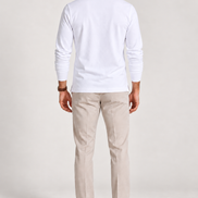 Essential Long Sleeve Polo — Signature em Branco — modelo de corpo inteiro, vista de costas