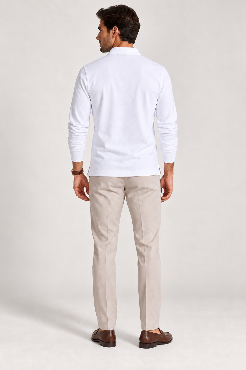 Essential Long Sleeve Polo — Signature em Branco — modelo de corpo inteiro, vista de costas