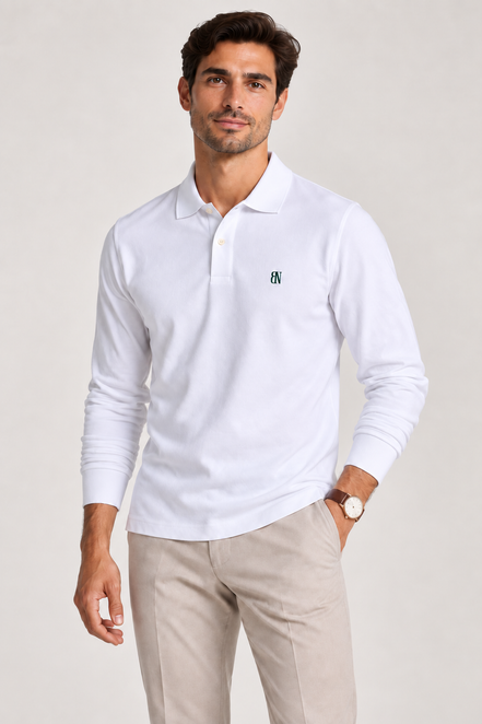 Essential Long Sleeve Polo — Signature em Branco — modelo, vista frontal a meio corpo