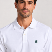 Essential Long Sleeve Polo — Signature em Branco — modelo, retrato frontal