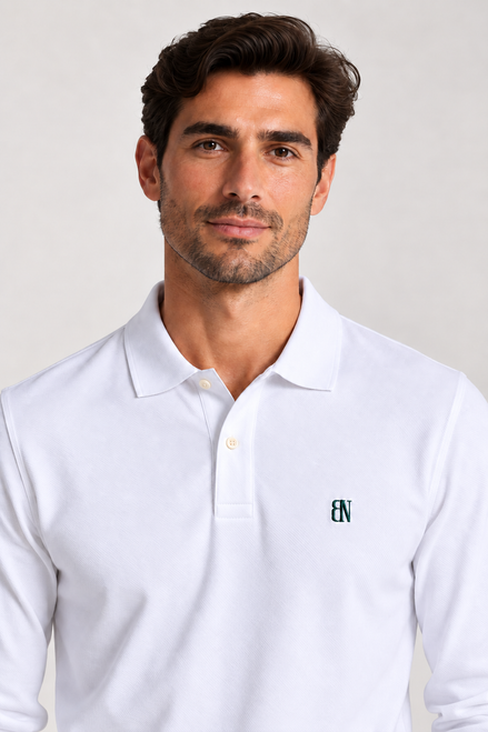 Essential Long Sleeve Polo — Signature em Branco — modelo, retrato frontal
