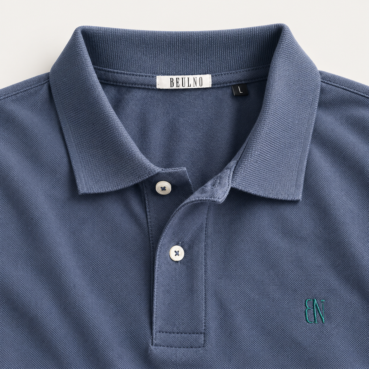 Essential Long Sleeve Polo — Signature em Denim — detalhe da gola, etiqueta interior e bordado