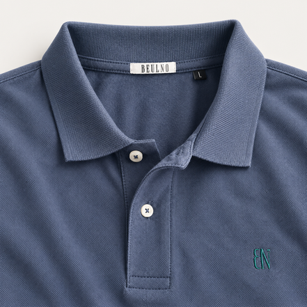 Essential Long Sleeve Polo — Signature em Denim — detalhe da gola, etiqueta interior e bordado