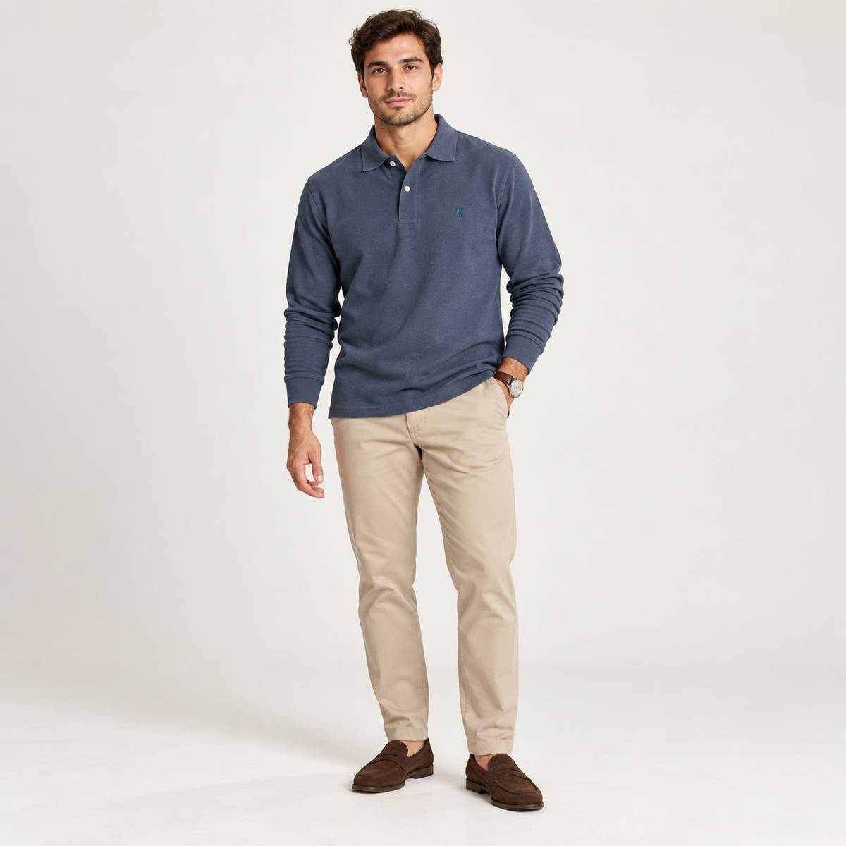 Essential Long Sleeve Polo — Signature em Denim — modelo de corpo inteiro, vista frontal