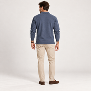 Essential Long Sleeve Polo — Signature em Denim — modelo de corpo inteiro, vista de costas