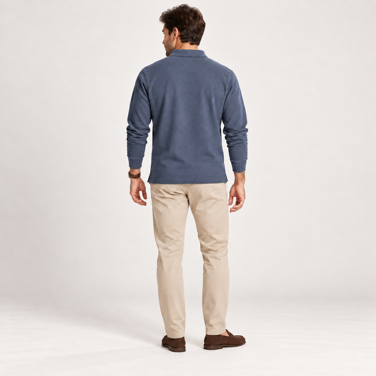 Essential Long Sleeve Polo — Signature em Denim — modelo de corpo inteiro, vista de costas