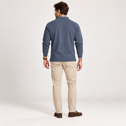 Essential Long Sleeve Polo — Signature em Denim — modelo de corpo inteiro, vista de costas