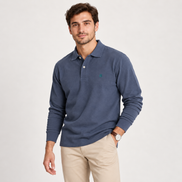Essential Long Sleeve Polo — Signature em Denim — modelo, vista frontal a meio corpo