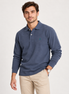 Essential Long Sleeve Polo — Signature em Denim — modelo, vista frontal a meio corpo