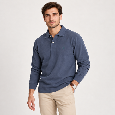 Essential Long Sleeve Polo — Signature em Denim — modelo, vista frontal a meio corpo
